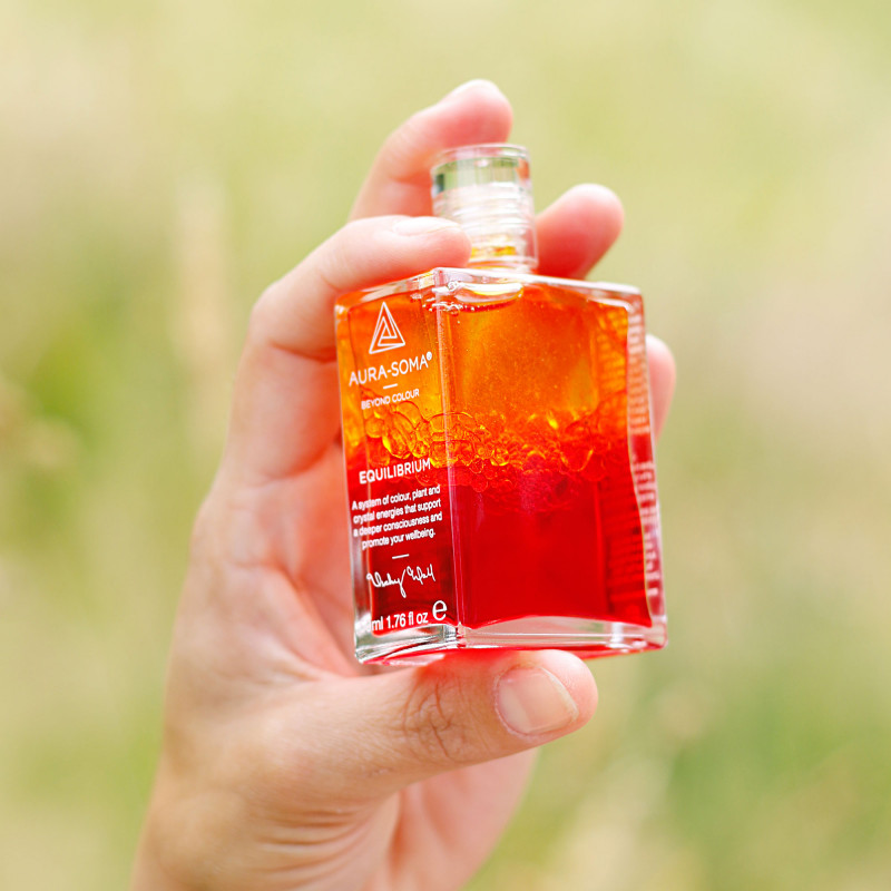 Equilibriumflasche verschütteln Eine Hand zeigt den Apothekrgriff zum verschütteln der Flasche